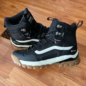 VANS GORE-TEX BOOTS SIZE 9 (NEW)
